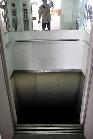 Lift with painted floor board Lift with painted floor board