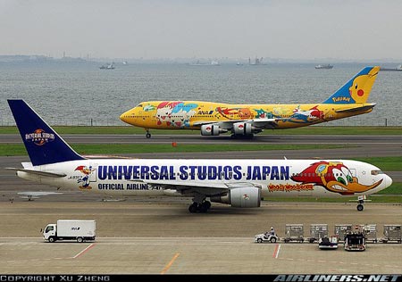 Beautiful Artwork on Airplane Beautiful Artwork on Airplane